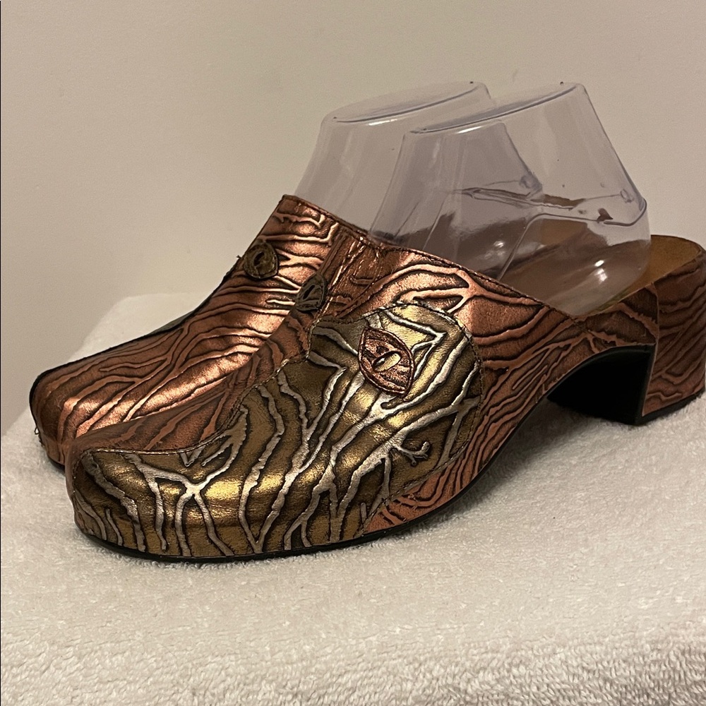 Nwt’s Helle Romu’s Bronze and Copper Clogs Size 41